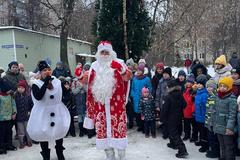 В мкр. Дзержинского традиционно провели «Ёлку» для наших маленьких жителей и их родителей