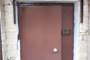 мкр. Дзержинского д. 3 п.2 покраска входной двери, установка светильников (1)