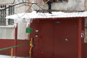 пр-т Ленина 85, очистка козырьков от снега